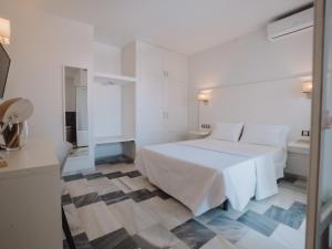 Quadruple Room with Terrace room in Hostal Las Gaviotas