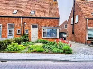 Quaint holiday home in Lamswaarde with garden - Hengstdijk