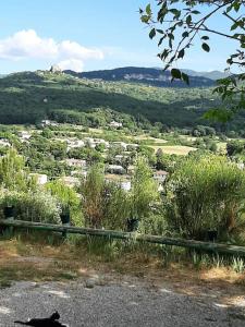 Appartements T.Belle Vue Panoramique au coeur du Luberon 40m2 + pergola . jardin. P : photos des chambres