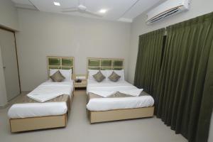 Grand Courtyard Business Hotel, Saligramam
