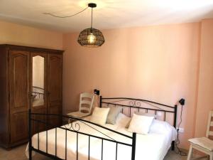 Maisons de vacances Comfy holiday home in Ville Croze with pool : photos des chambres