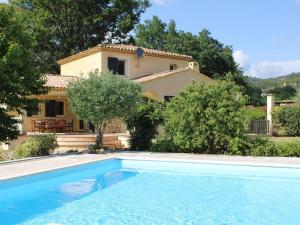 Maisons de vacances Comfy holiday home in Ville Croze with pool : photos des chambres