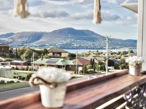 Modern holiday home in Hobart - Stunning Mountain & Water views