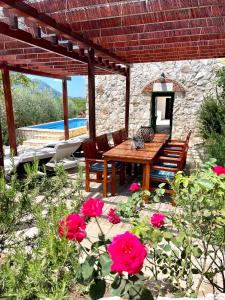 Villa Sagosde with Swimming Pool and Mini Golf