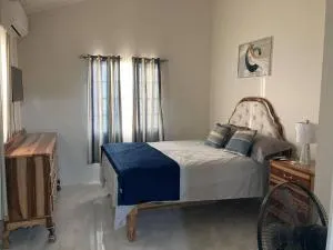 Immaculate 2-Bed House in Discovery Bay - Williamsfield