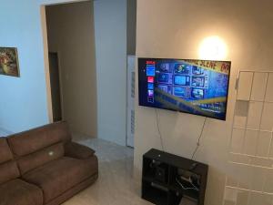 Sleeps 4 with Free Parking 15-min to Beach