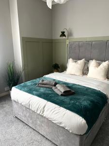 Modern 2-bed flat in town centre