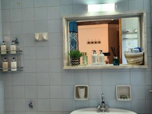 Queen Aspri apartment 3 min to the beach!