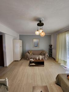 Queen Aspri apartment 3 min to the beach!