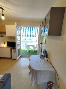 Les CHÊNES appartement climatisé avec terrasse à 8mn à pieds de la plage