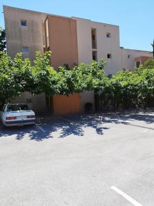 Les CHÊNES appartement climatisé avec terrasse à 8mn à pieds de la plage