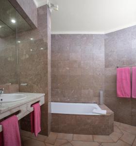 2 Bed Flat - Sleeps 4 - Pool - Terrace - Parking