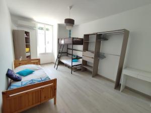 Maisons de vacances Maison au calme avec parking proche centre-ville : photos des chambres
