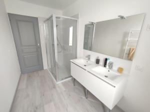 Maisons de vacances Maison au calme avec parking proche centre-ville : photos des chambres