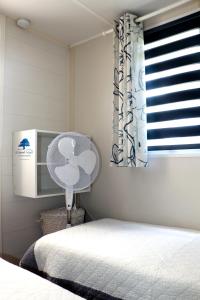 Maisons de vacances *Mobilhome «Vacances a la mer » *Mobilhome 4 personnes * Climatise : photos des chambres