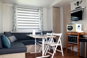Maisons de vacances *Mobilhome «Vacances a la mer » *Mobilhome 4 personnes * Climatise : photos des chambres