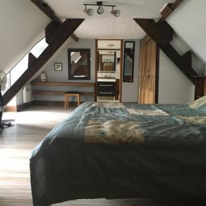 Saint-Saturnin 3-Bed Home Sleeps 10 Pool Garden