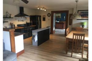 Saint-Saturnin 3-Bed Home Sleeps 10 Pool Garden