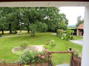 Saint-Saturnin 3-Bed Home Sleeps 10 Pool Garden