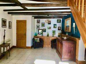 Saint-Saturnin 3-Bed Home Sleeps 10 Pool Garden