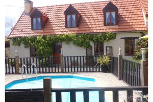 Saint-Saturnin 3-Bed Home Sleeps 10 Pool Garden