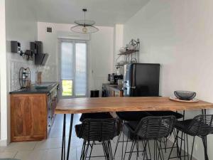 Appartements La Citadine, maison avec jardin… : photos des chambres