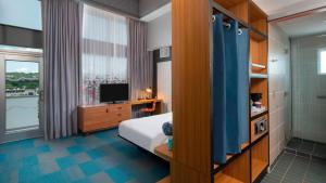 Aloft, Larger Guest room, 1 King, City view, Corner room room in Aloft Birmingham Soho Square