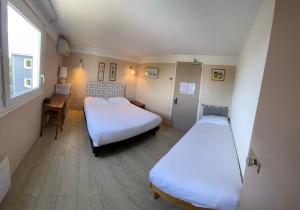 Triple Room room in Contact Hotel LE SUD Montpellier Aéroport Parc Expo Arena