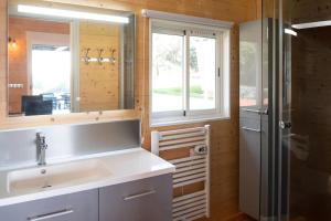 Chalets Cassiopee : Cottage avec piscine privee : photos des chambres