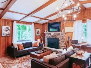 Stylish and Cozy Cabin, Walking Distance to Big Bass Lake - Fells Corners