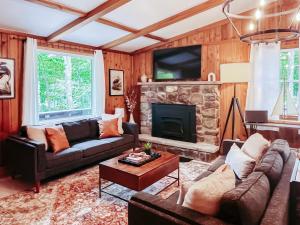 Stylish and Cozy Cabin, Walking Distance to Big Bass Lake