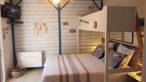 Maisons d'hotes Chez Florence et Bruno : Chambre Double Deluxe (2 Adultes + 1 Enfant)