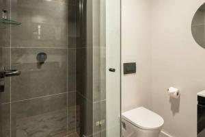 Brand New, Modern Studio Apartment in Loop Street