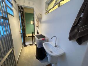 Apartamento para família com dois banheiros cama Triliche , Colchão novo 2 sofás cama tem WI FI, quintal, cozinha completa, TV, 2 ar condicionados NOTA BAIXA FOI DE UM HOSPEDE QUE COLOCOU 15 HOMENS NO ANO NOVO DENTRO DO AP E QUEBROU PORTAS E LOUÇ