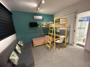 Apartamento para família com dois banheiros cama Triliche , Colchão novo 2 sofás cama tem WI FI, quintal, cozinha completa, TV, 2 ar condicionados NOTA BAIXA FOI DE UM HOSPEDE QUE COLOCOU 15 HOMENS NO ANO NOVO DENTRO DO AP E QUEBROU PORTAS E LOUÇ