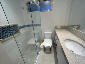 Apartamento para família com dois banheiros cama Triliche , Colchão novo 2 sofás cama tem WI FI, quintal, cozinha completa, TV, 2 ar condicionados NOTA BAIXA FOI DE UM HOSPEDE QUE COLOCOU 15 HOMENS NO ANO NOVO DENTRO DO AP E QUEBROU PORTAS E LOUÇ