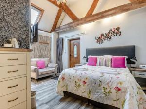 Curly Tail Accommodation