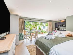 Charming Bosham Garden Lodge - Pass the Keys