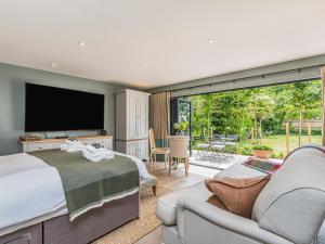 Charming Bosham Garden Lodge - Pass the Keys