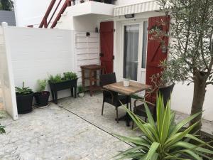 Appartement standing 2 personnes tout équipé terrasse, stationnement facile et gratuit dans quartier des arènes