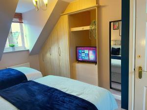 Mayflower 3 Bedrooms House 7 Beds 2 Showers Off Road Parking