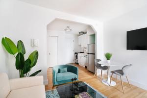 444-3F Newly renovated 1BR in Hells Kitchen