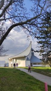 Elegant Escape apartment - free parking, easy access to City Centre