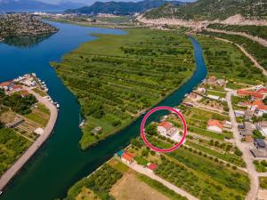 Apartmani Mostina near river