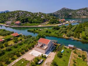 Apartmani Mostina near river