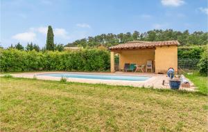 Maisons de vacances Beautiful Home In Saint-theodorit With Outdoor Swimming Pool, Wifi And 2 Bedrooms 2 : Maison de Vacances 2 Chambres