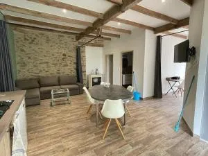 Au grenier des chevaux - Gîte rénové - Baignoire Balnéo Lac privatif - Trévien