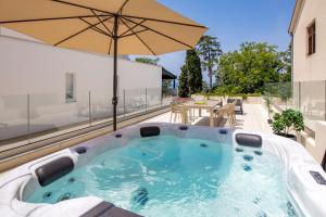 VILLA MAR - LUXURY APARTMENTS with pool and Deluxe apartment with hot tub in Selce, 20 meters from the beach, Boat tours option