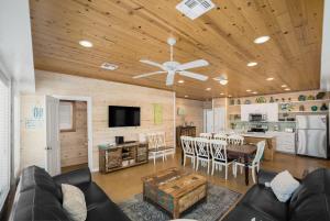 My Island Time Cottage- In town and overlooking the pool! - 3hvězdičkové hotely ve městě Port Aransas