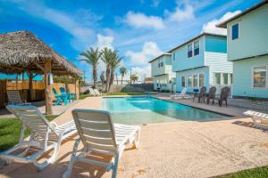 Pura Vida- In downtown Port A, overlooks pool